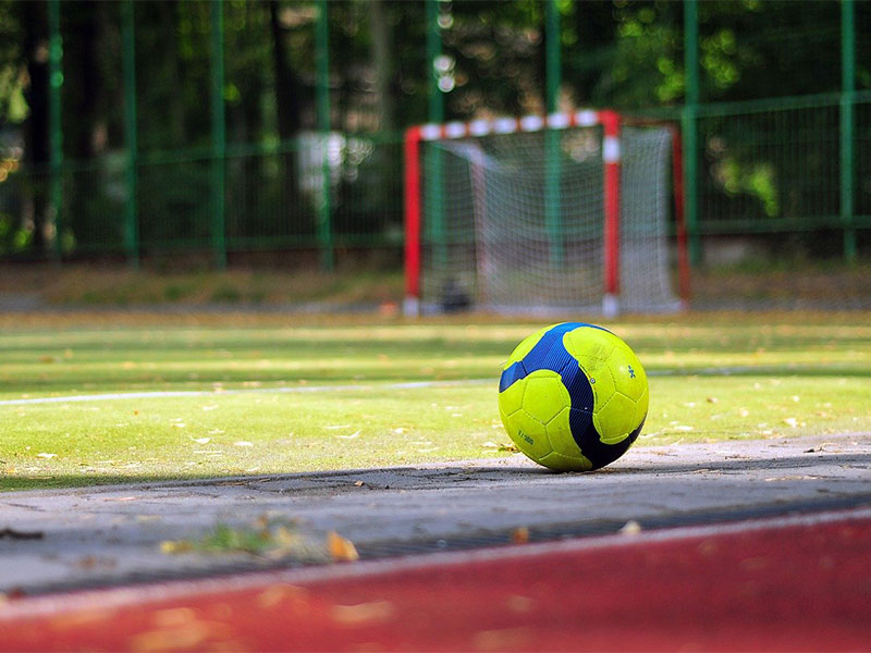 لاعب كرة قدم ينام أثناء مباراة فريقه